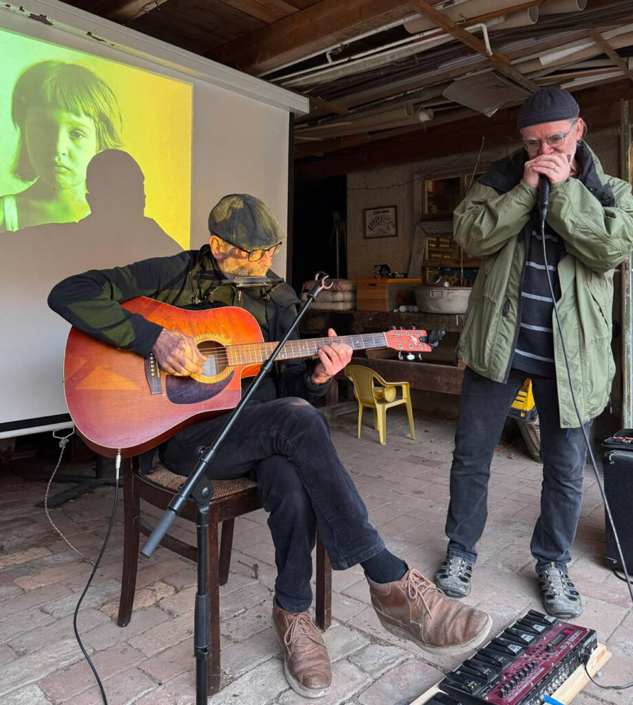 Gitarre und Mundharmonika und Bilder