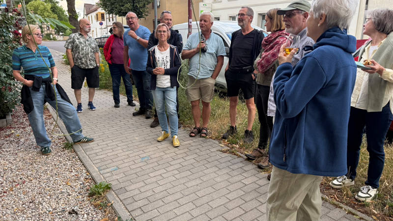Ausstellungsgespräch auf der Schönauer Straße