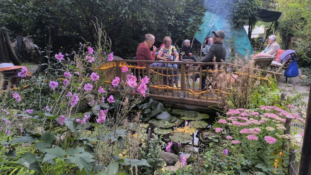 Gespräche am Goldfischteich